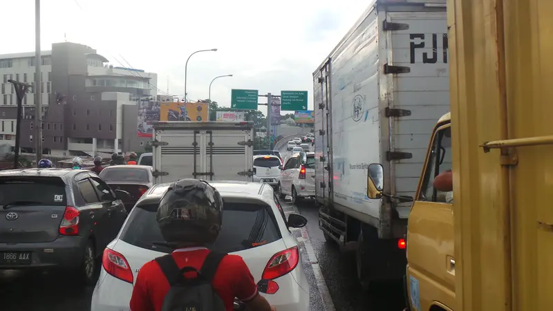 Pasteur Tergenang 1 Meter, Bandung Macet Parah