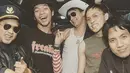 <p>Vincent dan Desta pertama kali dipertemukan melalui sebuah band bernama Club Eighties pada tahun 1998. Di mana Vincent sebagai bassist, sedangkan Desta sebagai drummer. (FOTO: instagram.com/desta80s/)</p>