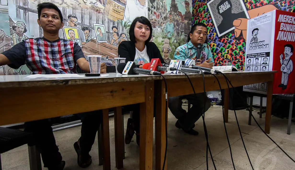 Kepala Divisi Pembelaan Hak-hak Sipil dan Politik Kontras, Putri Kanesia (tengah), bersama wakil koordinator KontraS, Chrisbiantoro (kanan) saat jumpa pers di kantor Kontras, Jakarta, Minggu (30/11/2014).(Liputan6.com/Faizal Fanani) 