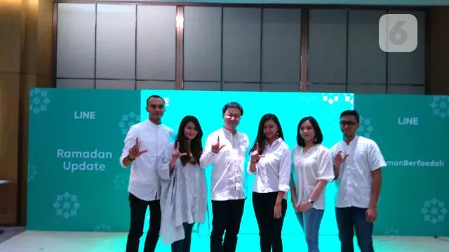 Dale Kim, Managing Director Line Indonesia (tengah, kacamata) dan jajarannya.