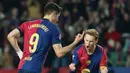 Gol penentu kemenangan Barca dicetak Robert Lewandowski lewat tendangan penalti. Hasil ini membuat Barcelona berhasil menggusur posisi rival abadi mereka Real Madrid dari posisi puncak klasemen sementara. (AP Photo/Joan Monfort)
