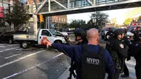 Polisi NYPD mendatangi lokasi sebuah truk yang menabrak pejalan kaki dan pesepeda di Lower Manhattan, New York, Selasa (31/10). Lokasi serangan ini berdekatan dengan World Trade Center (WTC) yang jaraknya berkisar 983 meter. (Martin Speechley/NYPD via AP)