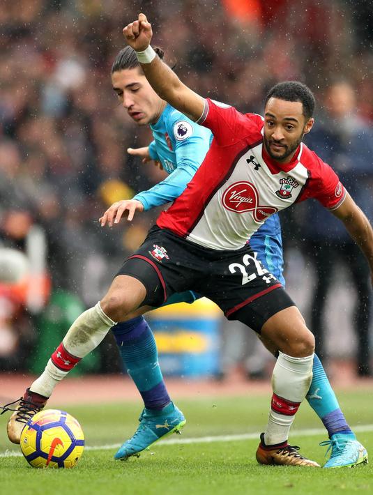 Bek Arsenal, Hector Bellerin, berebut bola dengan bek Southampton, Ryan Bertrand, pada laga Premier League di Stadion St Mary's, Minggu (10/12/2017). Arsenal bermain imbang 1-1 dengan Southampton. (AP/Adam Davy)