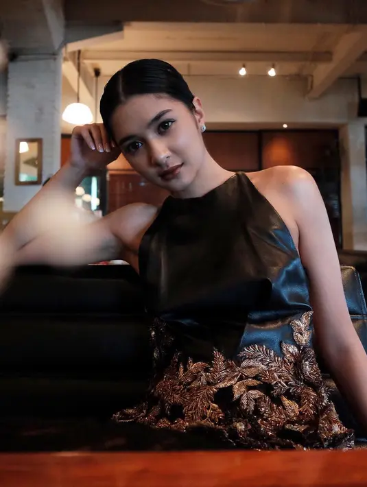 Mikha Tambayong tamil cantik dengan dress warna hitam. Ia juga memilih warna gelap untuk menghiasi bibirnya. (Foto: instagram.com/miktambayong)