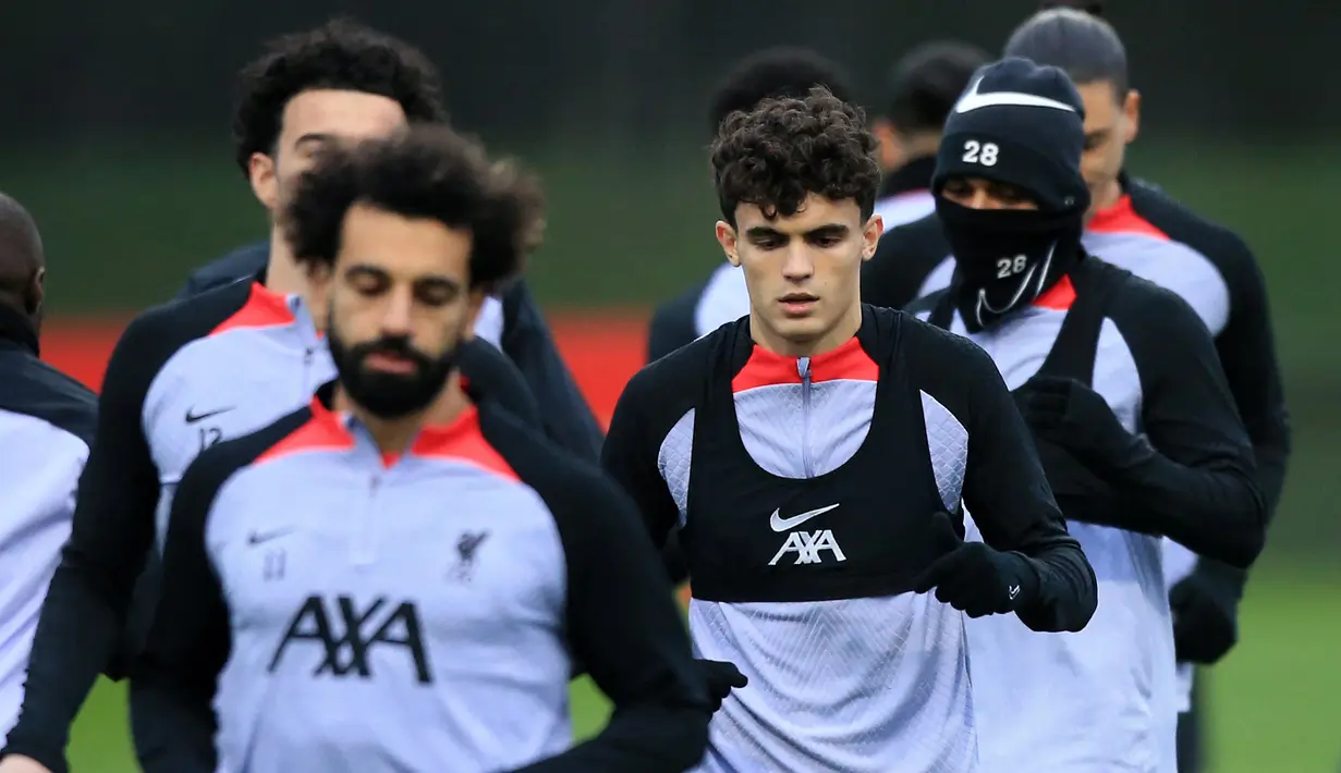 Pemain Liverpool Stefan Bajcetic (tengah) dan rekan satu timnya mengambil bagian dalam sesi latihan tim di Pusat Pelatihan AXA, Liverpool, Inggris, 20 Februari 2023. Liverpool akan menghadapi pertandingan sepak bola leg pertama babak 16 besar Liga Champions UEFA melawan Real Madrid. (Lindsey Parnaby/AFP)