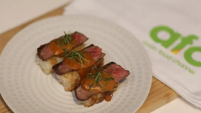 Red Curry Beef on Crispy Rice Cakes./Copyright Vemale/Anisha