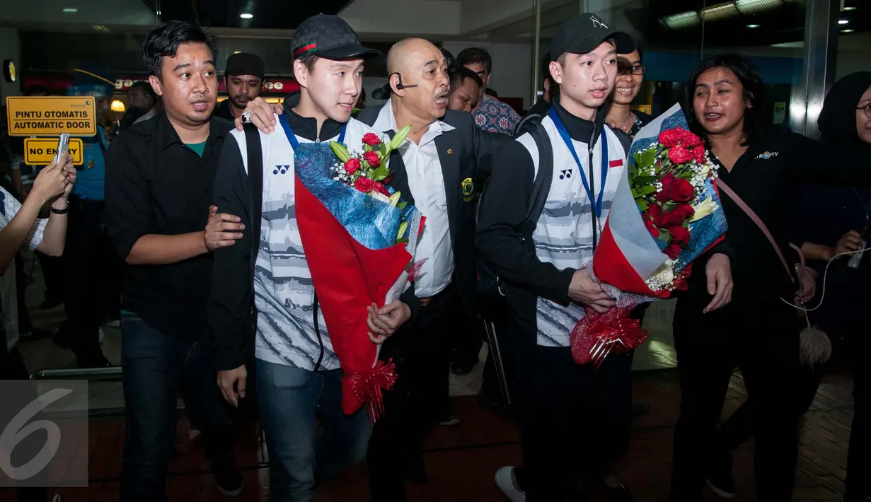 Kevin Sanjaya Sukamuljo dan Marcus Fernaldi Gideon saat tiba di Bandara Internasional Soekarno Hatta, Tangerang, Banten, Selasa (14/3). Kevin dan Marcus adalah juara ganda putra All England 2017. (Liputan6.com/Gempur M Surya)