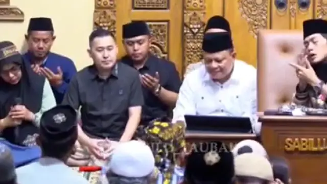 Gus Iqdam berdoa setelah membimbing Bu Palupi masuk Islam (SS: YT Este Nyell)