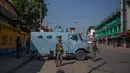 Paramiliter bersenjata bersiaga di jalan yang dikosongkan di Srinagar, Kashmir yang dikuasai India, Rabu (5/8/2020). Pasukan dan barikade kawat berduri dikerahkan oleh India dalam upaya menahan serangan pada peringatan setahun pelepasan status otonomi khusus wilayah tersebut. (AP Photo/ Dar Yasin)