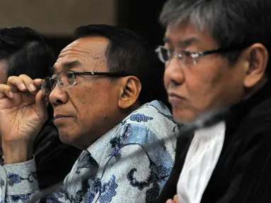 Mantan Menteri ESDM, Jero Wacik memperhatikan keterangan saksi di Pengadilan Tipikor, Jakarta, Senin (16/11/2015). Sidang lanjutan tersebut memeriksa 5 saksi dari Kementerian ESDM dan Pemred Indopos yang berhalangan hadir. (Liputan6.com/Helmi Afandi)