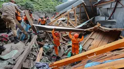 Banjir bandang yang melanda desa Chositi, Distrik Kishtwar, Kashmir, India, pada Kamis (14/8/2025) setelah hujan deras memicu terjadinya bencana tanah longsor. (Mir Imran/AFP)