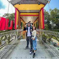 Lewat unggahan Instagramnya, istri Muhammad Khairi itu mengumumkan bahwa ia memiliki seorang anak angkat yang diberi nama Aisya. [Foto: IG/kikysaputrii]