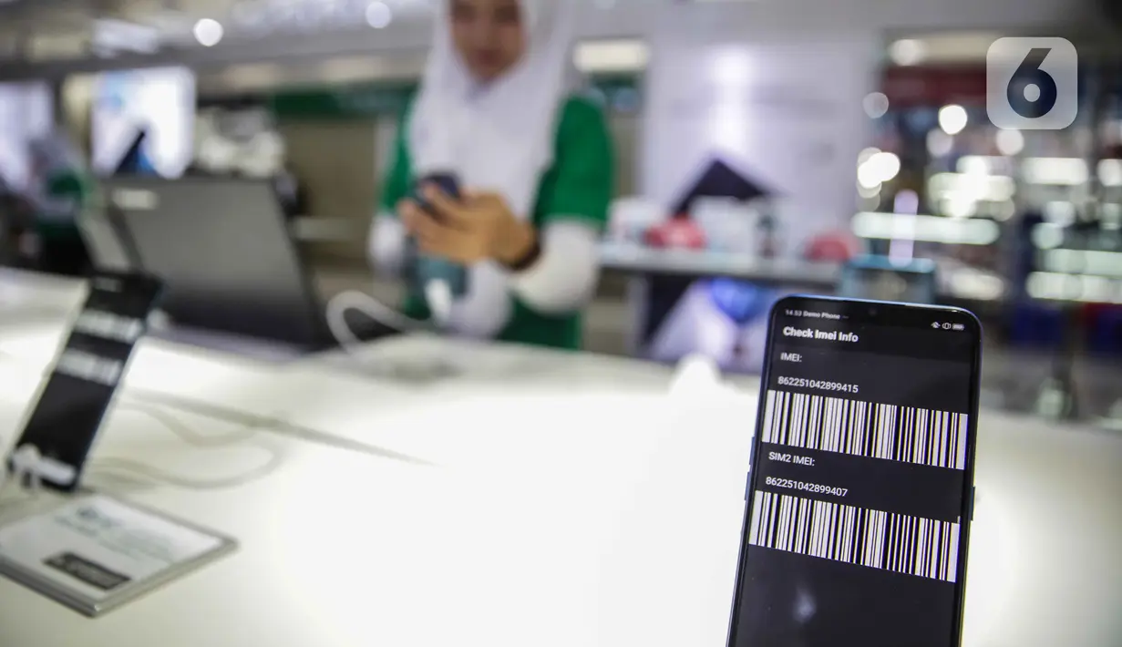 Petugas toko memeriksa IMEI handphone untuk didata di ITC Roxy Mas, Jakarta, Selasa (26/11/2019). Pemerintah melalui Kemendag, Kemenperin, dan Kemenkominfo menerbitkan regulasi pemblokiran ponsel ilegal melalui nomor IMEI yang disahkan pada 18 Oktober 2019. (Liputan6.com/Faizal Fanani)