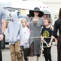 Tanpa menggunakan bra, Angelina Jolie terlihat tengah jalan-jalan bersama dengan anak-anaknya. (backgrid/hollywoodlife)