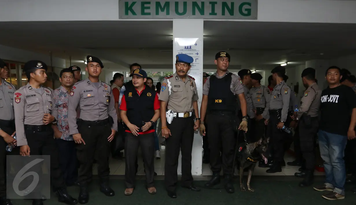 Aparat gabungan dari BNN, Polri, TNI dan Ditjen Imigrasi bersiap melakukan razia narkoba di Apartemen Kalibata City, Pancoran, Jakarta, Kamis (25/2). Razia ini digelar dalam rangka mengantisipasi maraknya peredaran narkoba. (Liputan6.com/Herman Zakharia)