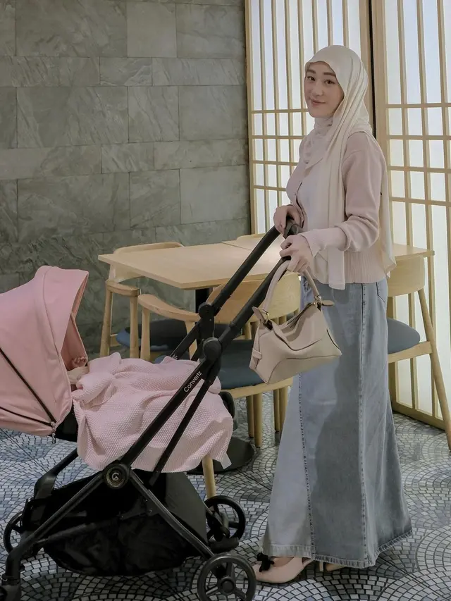 5 Potret Larissa Chou saat Asuh Dua Anak, Penampilan Curi Perhatian