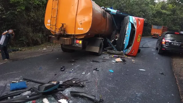 Penampakan horornya kecelakaan bus di Lampung yang tewaskan 8 penumpang