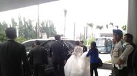 Persib Bandung 'diiringi' sepasang pengantin, saat meninggalkan hotel menuju ke Stadion Gelora Bung Karno.