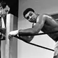 Muhammad Ali bersama pelatih Angelo Dundee jelang pertarungannya dengan petinju Ernie Terrell di Astrodome, Houston, Texas, (6/2/1967). Petinju yang dulunya bernama Cassius Marcellus Clay meninggal akibat penyakit Parkinson. (REUTERS/Action Images/MSI)