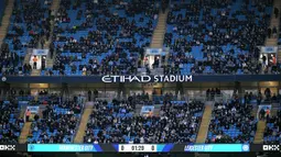 Pemandangan tribune kosong dalam laga lanjutan Liga Inggris 2024/2025 antara Manchester City melawan Leicester di Etihad Stadium, Manchester, Inggris, Rabu (02/04/2025) waktu setempat. (AFP/Oli Scarff)