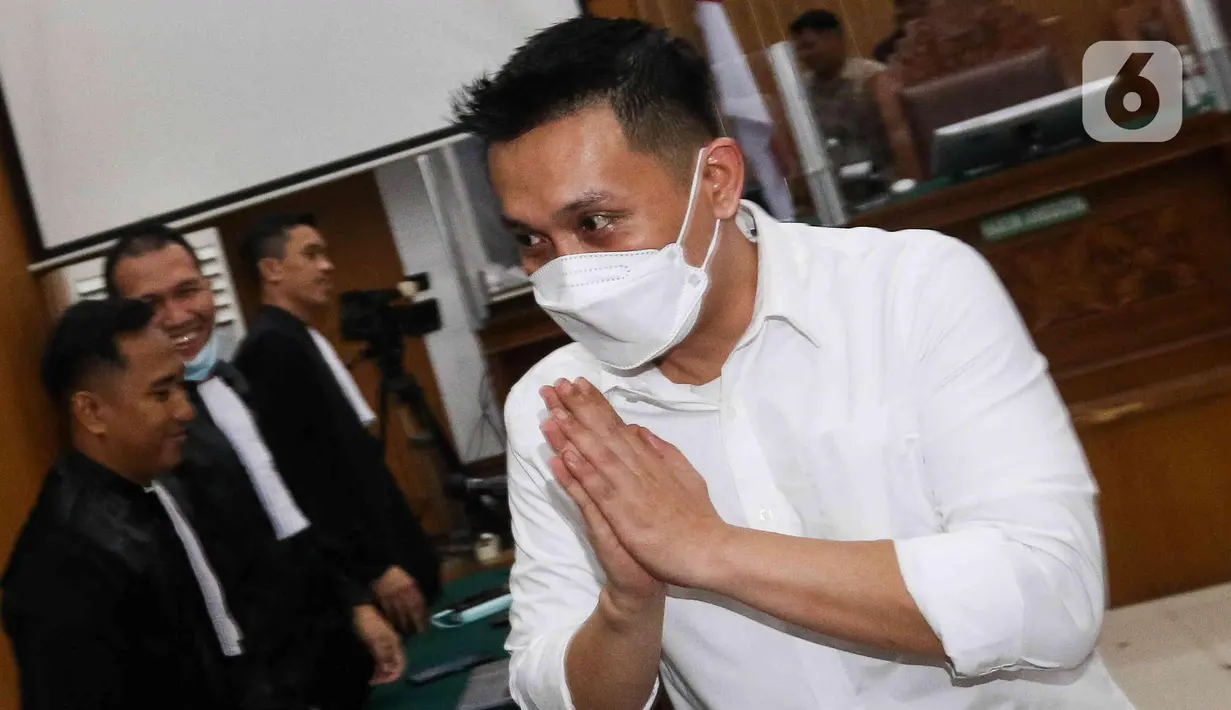 Chuck Putranto, terdakwa perintangan proses penyidikan terkait pengusutan kasus pembunuhan berencana terhadap Nofriansyah Yosua Hutabarat atau Brigadir J seusai sidang pembacaan vonis oleh Majelis Hakim Pengadilan Negeri (PN) Jakarta Selatan, Jumat (24/2/2023). Dalam kasus ini, Chuck Putranto dinilai terlibat perintangan proses penyidikan bersama dengan Ferdy Sambo, Hendra Kurniawan, Agus Nurpatria, Arif Rachman Arifin, Baiquni Wibowo, dan Irfan Widyanto. (Liputan6.com/Herman Zakharia)