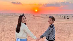 Saat berada di Dubai, Natasha Wilona mengajak sang ibu untuk menikmati sinar matahari yang akan tenggelam di tengah padang pasir. (Foto: Instagram/@natashawilona12)