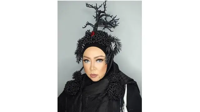 7 Inspirasi Hijab Tak Biasa Ala Melly Goeslaw, Tertarik Untuk Mencoba?
