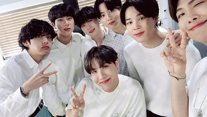 BTS menggunakan gelang dari brand favorit/dok. Instagram @CCNMADE