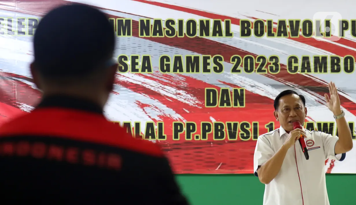 Pelepasan Timnas Voli Putra dan Putri Indonesia dipimpin langsung Ketua Umum PBVSI, Imam Sudjarwo. (Liputan6.com/Helmi Fithriansyah)
