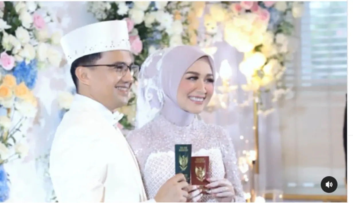 Sahrul Gunawan melepas masa dudanya setelah tujuh tahun. Ya, artis yang juga menjabat sebagai Wakil Bupati Bandung itu menikahi Dine Mutiara Aziz. Pernikahan di Gedong Putih, Cihideung, Parongpong, Kabupaten Bandung Barat, Jawa Barat, Sabtu (6/5/2023). [Instagram/hengkykurniawan]