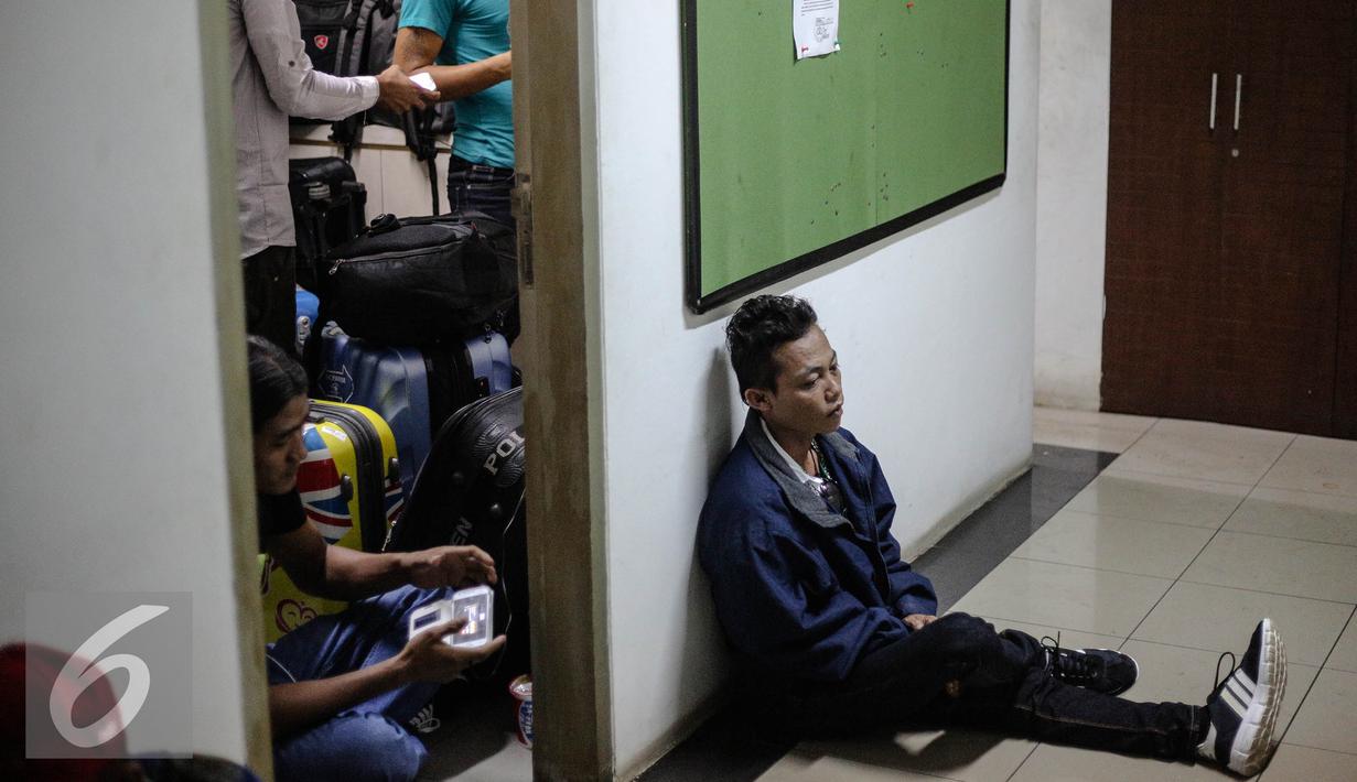 ejumlah warga negara Myanmar beristirahat di Bareskrim Mabes Polri, Jakarta, Rabu (5/8/2015). Sebanyak 45 warga negara Myanmar dievakuasi dari hotel fiducia yang diduga menjadi korban perdagangan orang di Ambon. (Liputan6.com/Faizal Fanani)