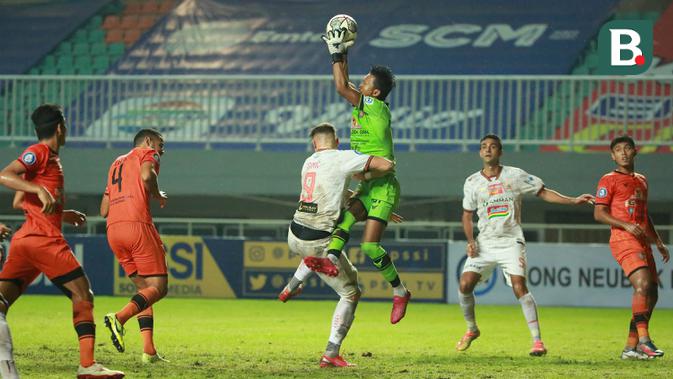 Pemain Persija Jakarta, Marko Simic (tengah) berebut bola dengan kiper Persiraja Banda Aceh, Fakhrurrazi Quba dalam laga pekan ke-6 BRI Liga 1 2021/2022 di Stadion Pakansari, Bogor, Sabtu (10/2/2021). Persija menang 1-0. (Bola.com/M Iqbal Ichsan)