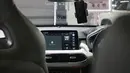 Head unit New MG HS berukuran 10,1 inci dengan layar IPS High Definition yang bisa terkoneksi dengan smartphone melalui fitur Apple CarPlay dan Android Auto. Fitur canggih unggulan dari MG HS adalah i-Smart yang mampu menghubungkan pengemudi dengan mobil. Penghubungnya bisa melalui aplikasi di ponsel pintar, perintah suara, dan layar sentuhnya. Keistimewaan lainnya adalah fitur Smart Command dan Digital Key yang memungkinkan penggunanya untuk memakai mobil hanya menggunakan smartphone.