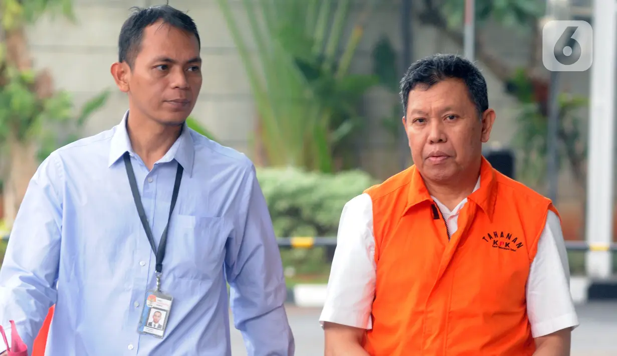 Direktur Utama PTPN III (Persero), Dolly Pulungan dikawal petugas tiba di Gedung KPK, Jakarta, Kamis (28/11/2019). Dolly Pulungan diperiksa sebagai tersangka terkait menerima suap pengelolahan Distribusi gula di PTPN III. (merdeka.com/Dwi Narwoko)