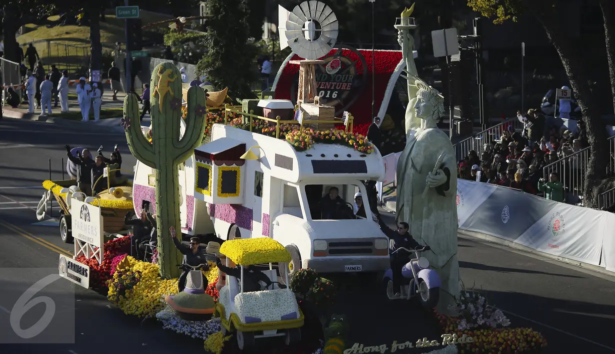 Sebuah mobil hias berbentuk Patung Liberty ikut berparisipasi di Rose Parade, Pasadena, California (1/1/2016). Acara Rose Parade menjadi acara yang dinantikan penduduk Pasadena setiap awal tahun (REUTERS / David McNew)