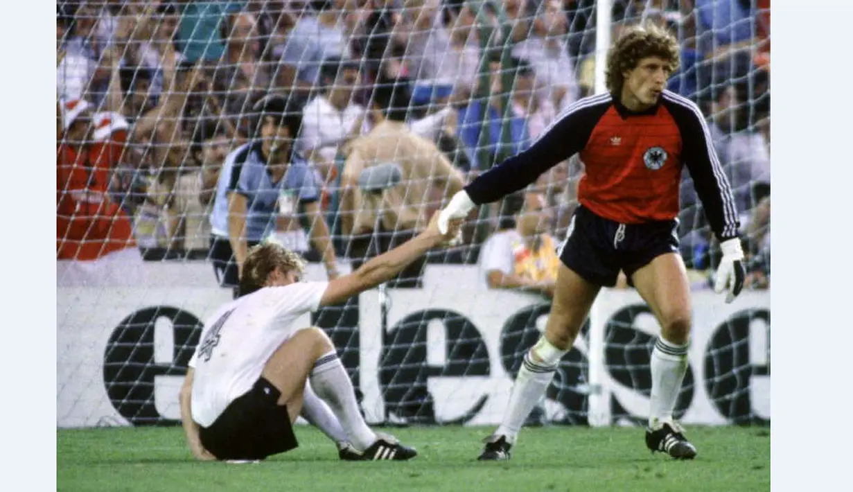 Bernd dan Karl-heinz Forster adalah anggota Timnas Jerman Barat saat menjuarai Piala Eropa 1980. (www.squawka.com)