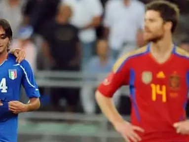 Gelandang Timnas Italia Alberto Aquilani (kedua dari kiri) menciptakan gol penentu kemenangan atas Spanyol 2-1 dalam laga persahabatan di Bari, Italia, 10 Agustus 2011. AFP PHOTO/TIZIANA FABI
