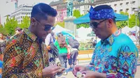 Hengky Kurniawan dan Ridwan Kamil terlihat asyik berdiskusi sambil memegang wajit cililin (Dok.Instagram/@hengkykurniawan/https://www.instagram.com/p/B0cZtp9F7L4/Komarudin)