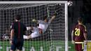 Kiper Venezuela, Alain Baroja, berusaha menghalau bola tendangan pemain Ekuador dalam Kualifikasi Piala Dunia 2018 di Stadion Cachamay, Puerto Ordaz, Venezuela, (17/11/2015). (Reuters/Carlos Garcia Rawlins)