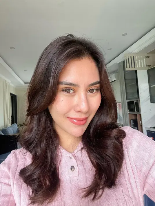 Mereka melihat perubahan yang cukup signifikan di bagian hidung. Tak sedikit yang menduga Syahnaz melakukan operasi hidung. [Instagram @syahnazs]