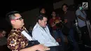 Terdakwa kasus dugaan korupsi e-KTP, Andi Agustinus alias Andi Narogong (kedua kiri) jelang sidang tuntutan di Pengadilan Tipikor, Jakarta, Kamis (7/12). Andi Narogong dituntut hukuman 8 tahun, denda 1 milyar rupiah. (Liputan6.com/Helmi Fithriansyah)