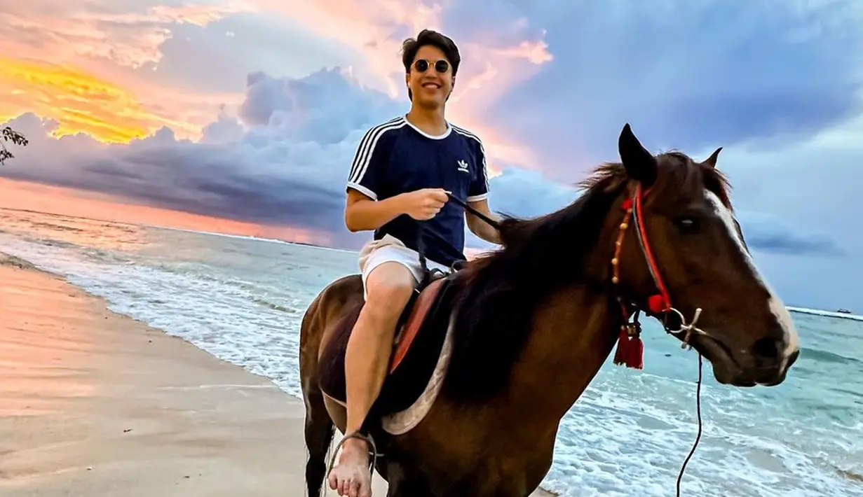 Melalui akun Instagram, El Rumi diketahui tengah menikmati waktu libur akhir tahun di Gili Trawangan. Bahkan, dirinya tak melewatkan momen untuk menjajal berkuda di tepi pantai. (Liputan6.com/IG/@elelrumi)