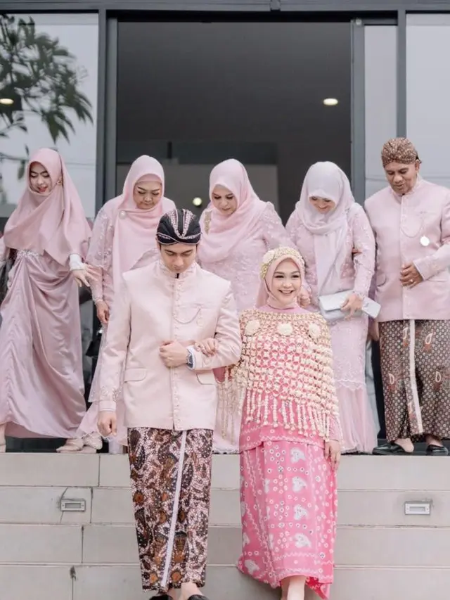 9 Potret Ria Ricis di Acara Pengajian dan Siraman 7 Bulan Baby R, Bumil Cantik Pakai Busana Serba Pink