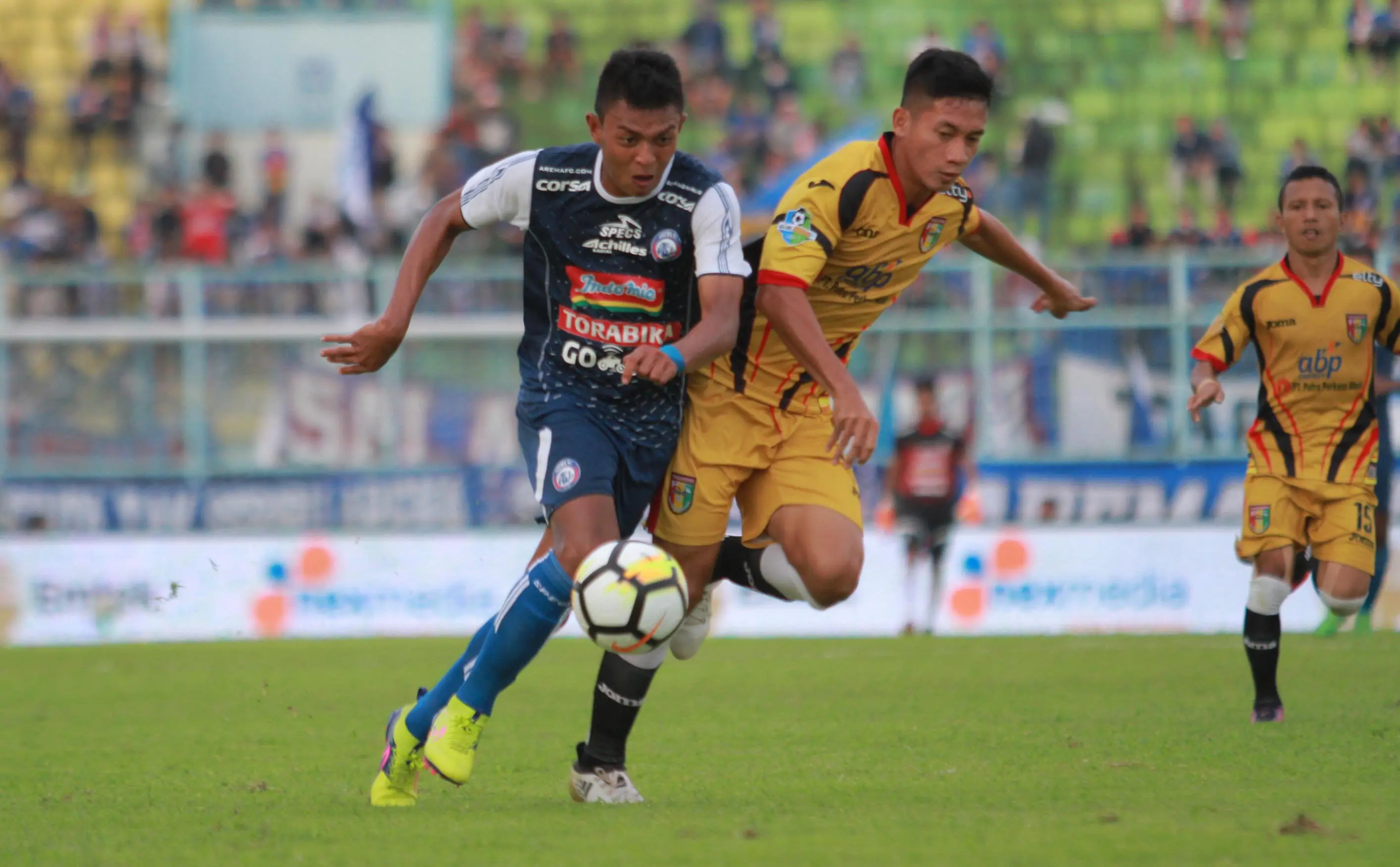 Dedik Setiawan (kiri) gagal membawa Arema menang saat menjamu Mitra Kukar pada laga pertama Liga 1 2018 di Stadion Kanjuruhan, Malang (24/3/2018). (Bola.com/Iwan Setiawan)