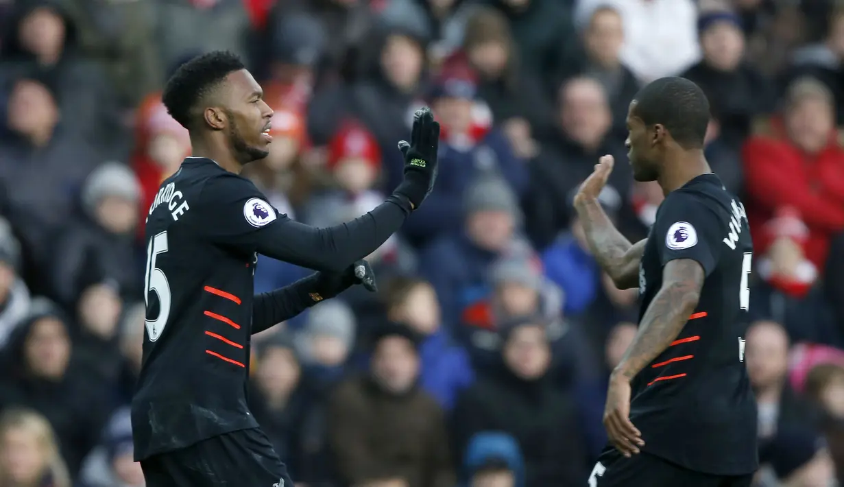 Pemain Liverpool, Daniel Sturridge (kiri) merayakan gol bersama rekannya Georginio Wijnaldum  pada laga Premier League di Stadium of Light, (2/1/2017). Liverpool bermain imbang 2-2.  (Reuters/Russell Cheyne)