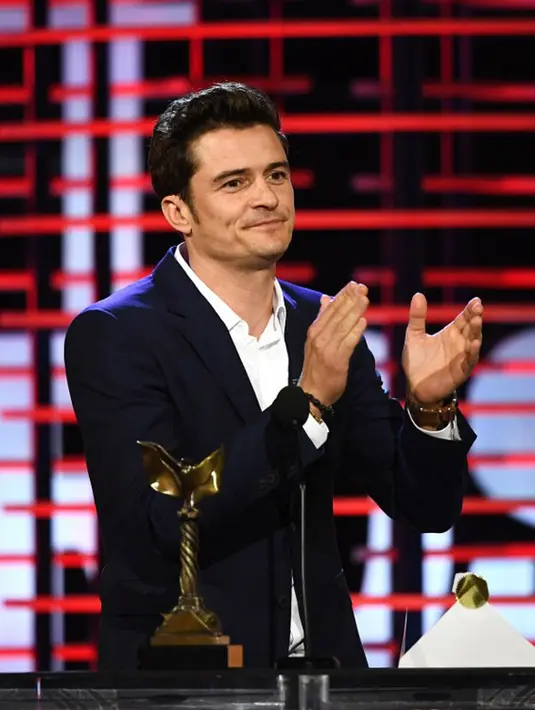 Melansir dailymail.com, Orlando terlihat dalam sebuah video tengah melakukan perbincangan bersama seorang wanita dan kabarnya cewek berambut coklat itu bernama Erin yang kini berusia sekitar 20 tahun. (AFP/Bintang.com)