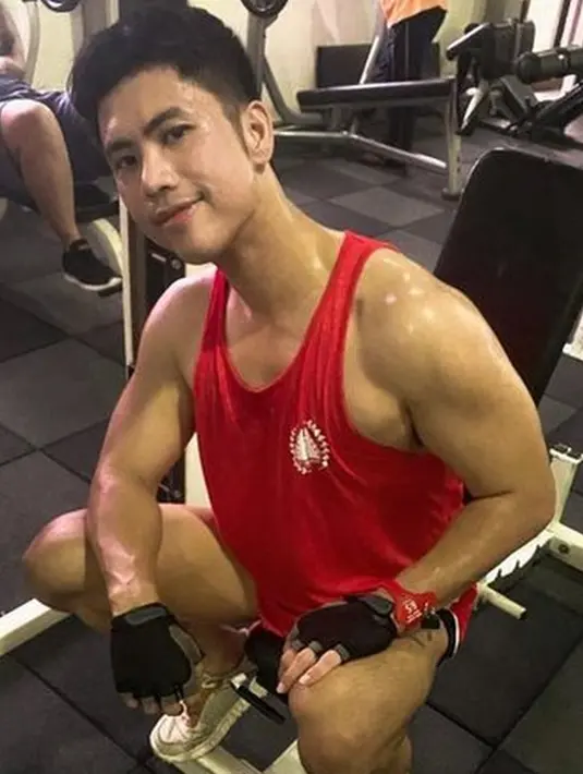 Aktor kelahiran 27 September 1988 ini sukses turunkan berat badan hingga 60 kg. Konsistensi untuk terus olahraga dan menjaga pola makan menjadi tips dari Ricky Cuaca. Kini ia memilih tubuh yang bagus dan sehat. (Liputan6.com/IG/rickycuaca)