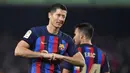 Pemain Barcelona, Robert Lewandowski melakukan selebrasi setelah mencetak gol ke gawang Cadiz CF pada laga lanjutan Liga Spanyol 2022/2023 di Camp Nou, Barcelona, 19 Februari 2023. Lewandowski direkrut Blaugrana dengan harga 45 juta euro dari Bayern Munchen. Gol dan kemampuannya telah memainkan peran penting dalam membawa Barcelona duduk di puncak klasemen Liga Spanyol. (AFP/Pau Barrena)