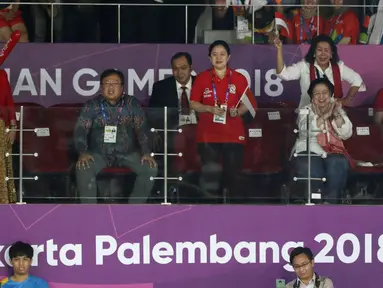 Presiden RI ke-5, Megawati Sukarnoputri (kedua kanan) bersama Menko PMK, Puan Maharani saat menyaksikan final bulu tangkis putra perseorangan Asian Games 2018 di Istora GBK, Jakarta, Selasa (28/8). (Liputan6.com/Helmi Fithriansyah)