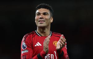 Gelandang Manchester United, Casemiro, mencetak satu gol ke gawang Brentford pada lanjutan Liga Inggris 2025/2026 di Old Trafford, Selasa (28/4/2026) dini hari WIB. (Darren Staples / AFP)